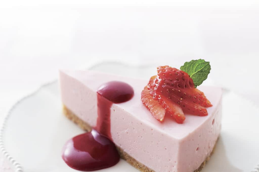 Kuchen ohne Backen: Cheesecake mit Erdbeeren und Himbeersauce