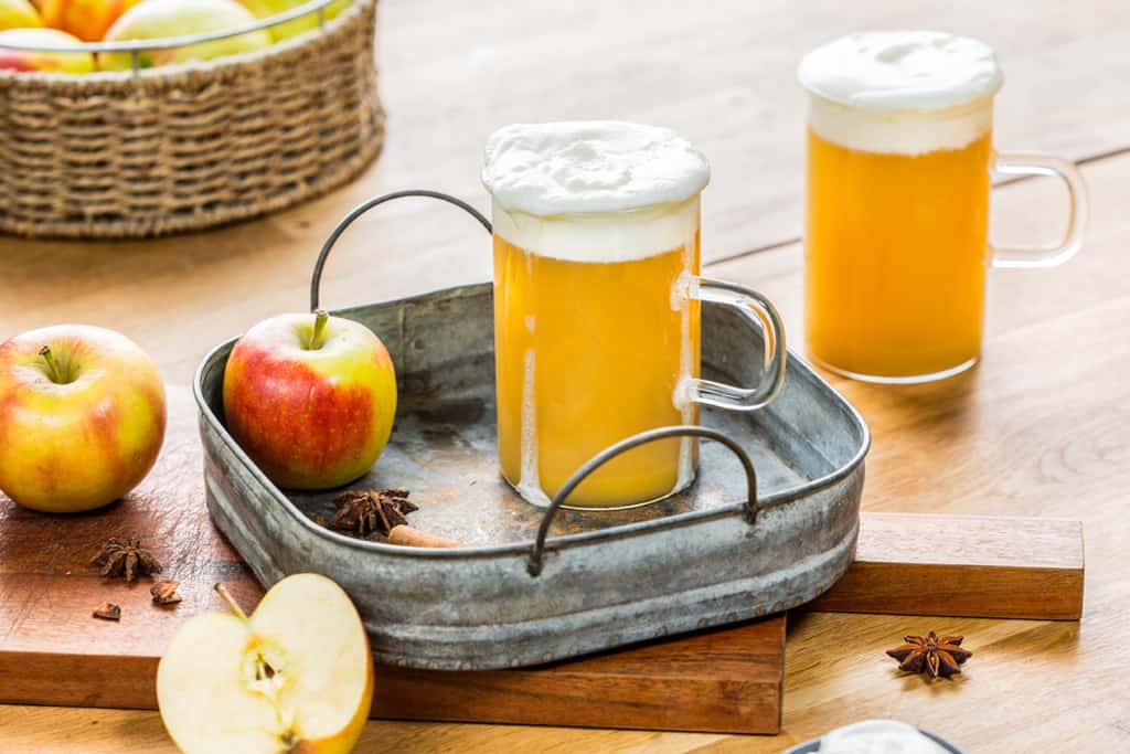 Heißer Apfel mit Sahne. – Heißgetränk für die ganze Familie.