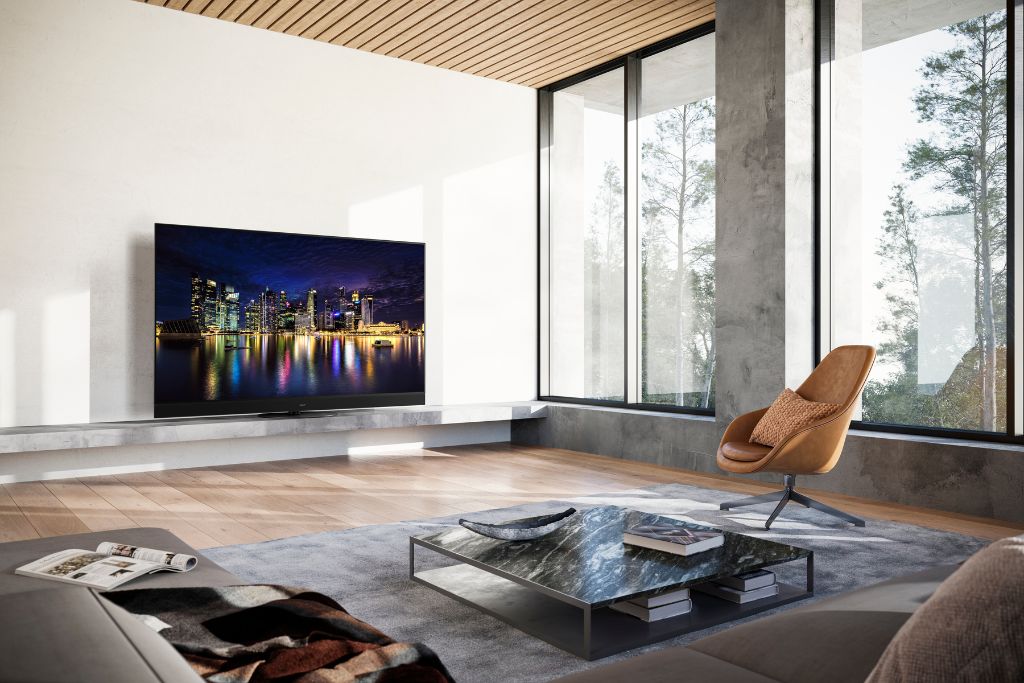Wohnzimmer mit Ausblick auf den angeschalteten TV.